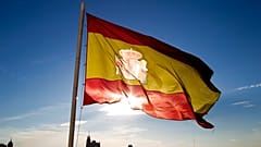 Una bandera española ondea sobre parte del horizonte de Madrid.