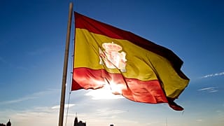 Una bandera española ondea sobre parte del horizonte de Madrid.