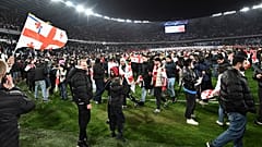 Los aficionados de Georgia celebran la clasificación para la Eurocopa 2024 en el Estadio Nacional Boris Paichadze, en Tiflis, el 26 de marzo de 2024