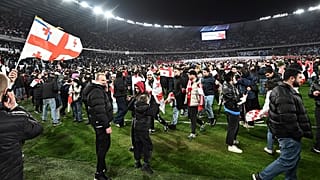 Los aficionados de Georgia celebran la clasificación para la Eurocopa 2024 en el Estadio Nacional Boris Paichadze, en Tiflis, el 26 de marzo de 2024