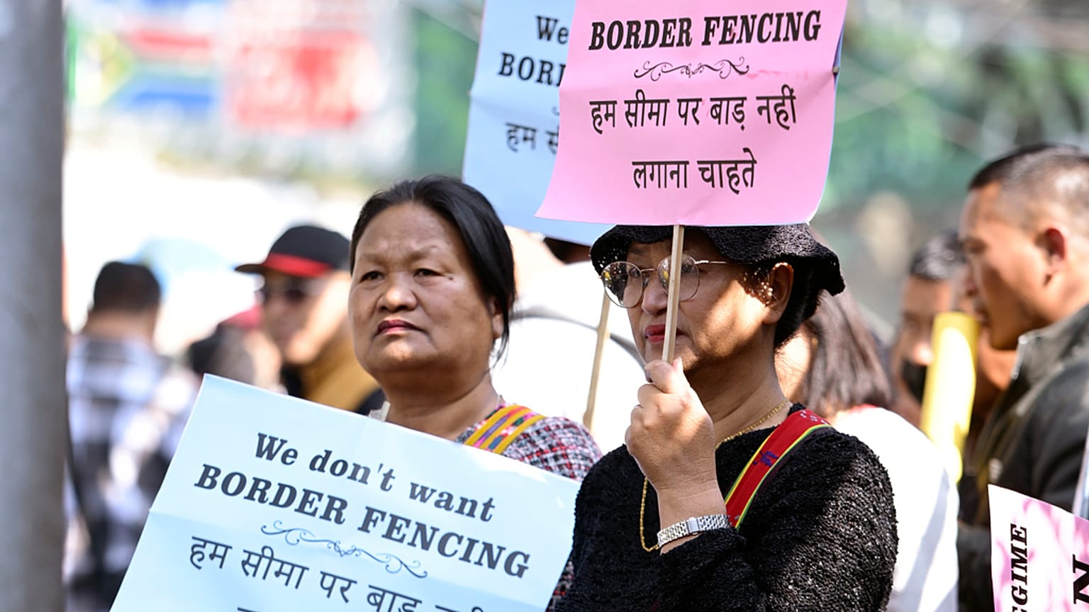 Hindistan'da hükümetin, Myanmar sınırına tel örgü çekme planına karşı gösteri düzenleyen vatandaşlar