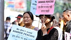 Hindistan'da hükümetin, Myanmar sınırına tel örgü çekme planına karşı gösteri düzenleyen vatandaşlar