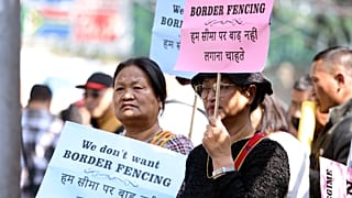 Hindistan'da hükümetin, Myanmar sınırına tel örgü çekme planına karşı gösteri düzenleyen vatandaşlar