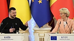 Der ukrainische Präsident Wolodymyr Zelenskyy und die Chefin der Europäischen Kommission Ursula von der Leyen in Kiew, Ukraine, am zweiten Jahrestag der russischen Invasion.