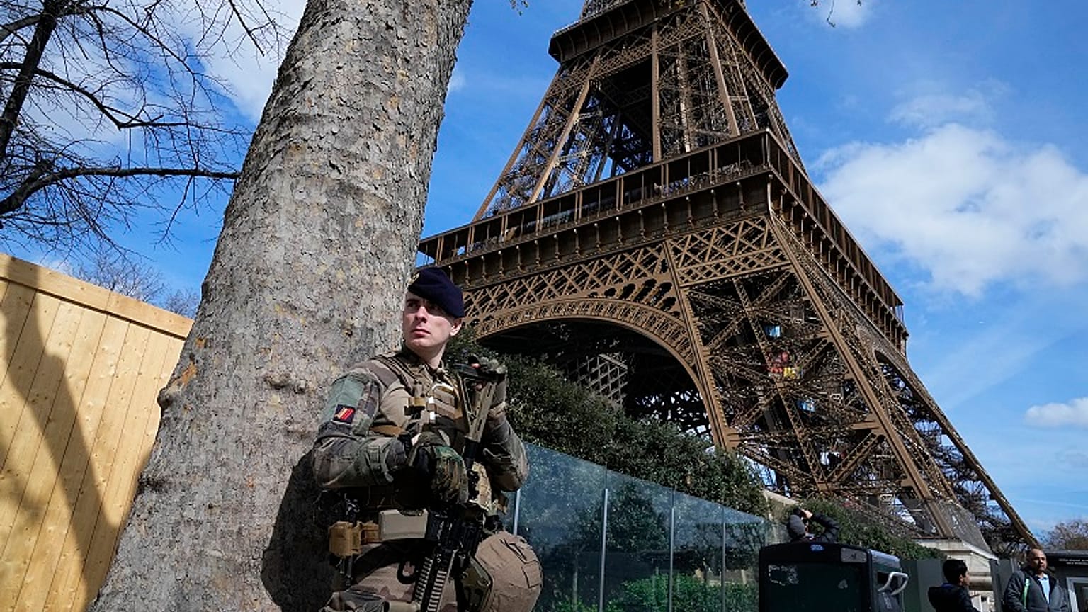 Un soldat français patrouille sous la Tour Eiffel le 25 mars 2024. 