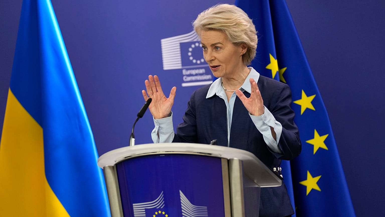 La Presidente della Commissione europea Ursula von der Leyen si rivolge a una conferenza stampa al termine di un vertice dell'UE a Bruxelles, venerdì 22 marzo 2024.