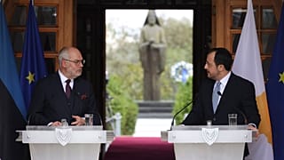 Ο Νίκος Χριστοδουλίδης με τον Αλάρ Καρίς