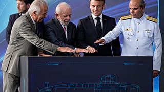 Luiz Inácio Lula da Silva brazil, és Emmanuel Macron francia elnök a tengeralattjáró avatásán 2024.03.27-én.  