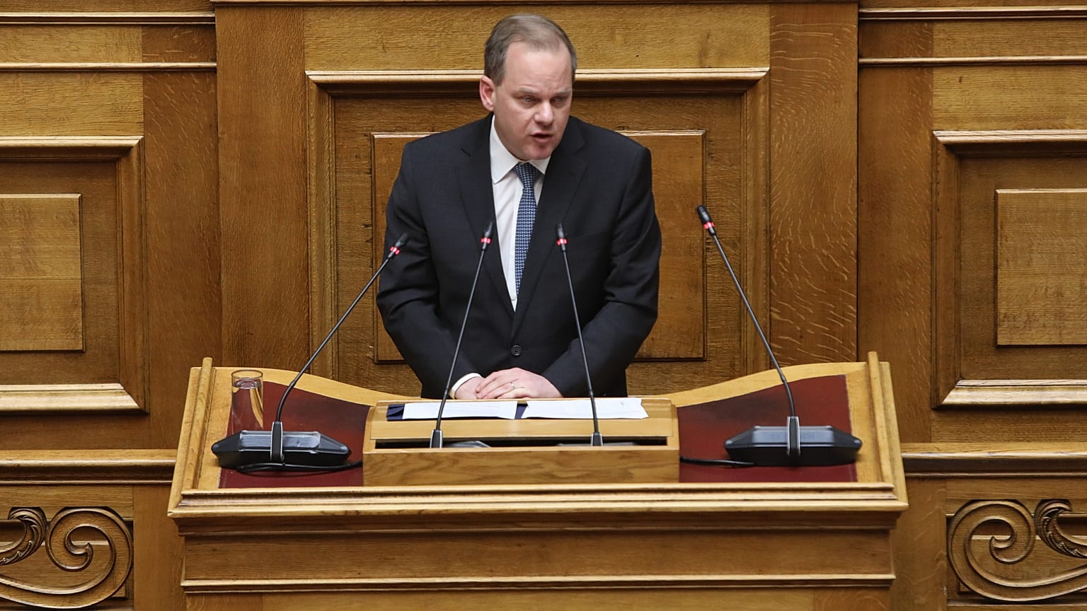 Ο βουλευτής της ΝΔ Κώστας Καραμανλής και πρώην υπουργός Υποδομών και Μεταφορών, μιλά κατά τη διάρκεια της συζήτησης για την πρόταση δυσπιστίας πρ��ς την κυβέρνηση σε συνεδρίαση