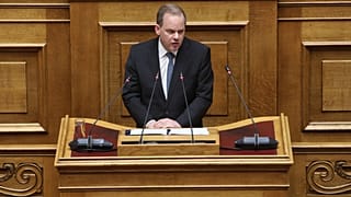 Ο βουλευτής της ΝΔ Κώστας Καραμανλής και πρώην υπουργός Υποδομών και Μεταφορών, μιλά κατά τη διάρκεια της συζήτησης για την πρόταση δυσπιστίας πρ��ς την κυβέρνηση σε συνεδρίαση