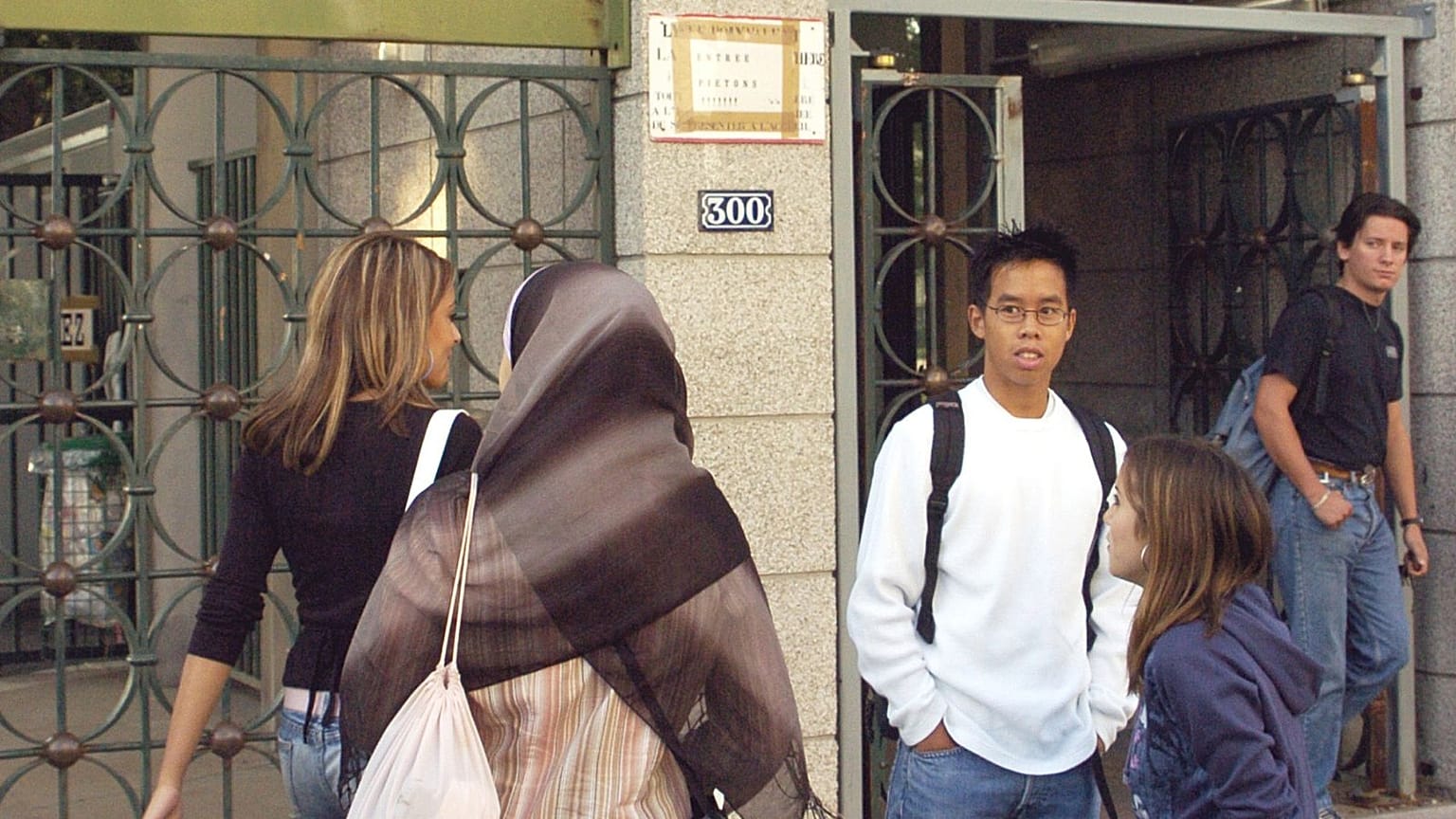 حجاب در فرانسه (عکس تزئینی است)