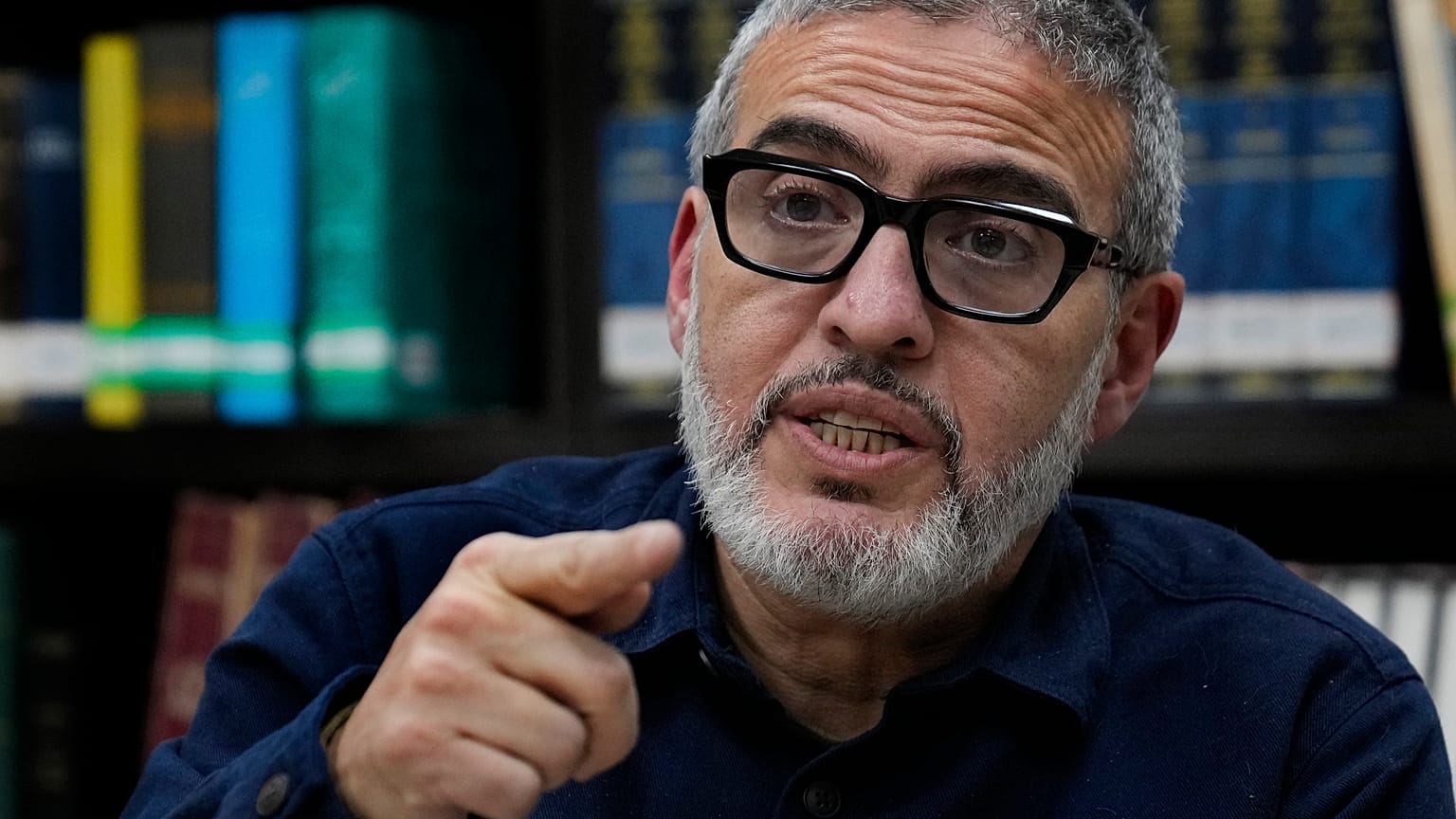 غسان أبو ستة، جراح التجميل الفلسطيني البريطاني خلال مقابلة مع وكالة أسوشيتد برس في مؤسسة الدراسات الفلسطينية في بيروت، لبنان