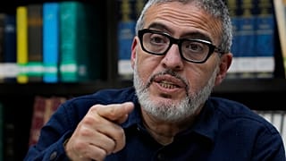 غسان أبو ستة، جراح التجميل الفلسطيني البريطاني خلال مقابلة مع وكالة أسوشيتد برس في مؤسسة الدراسات الفلسطينية في بيروت، لبنان
