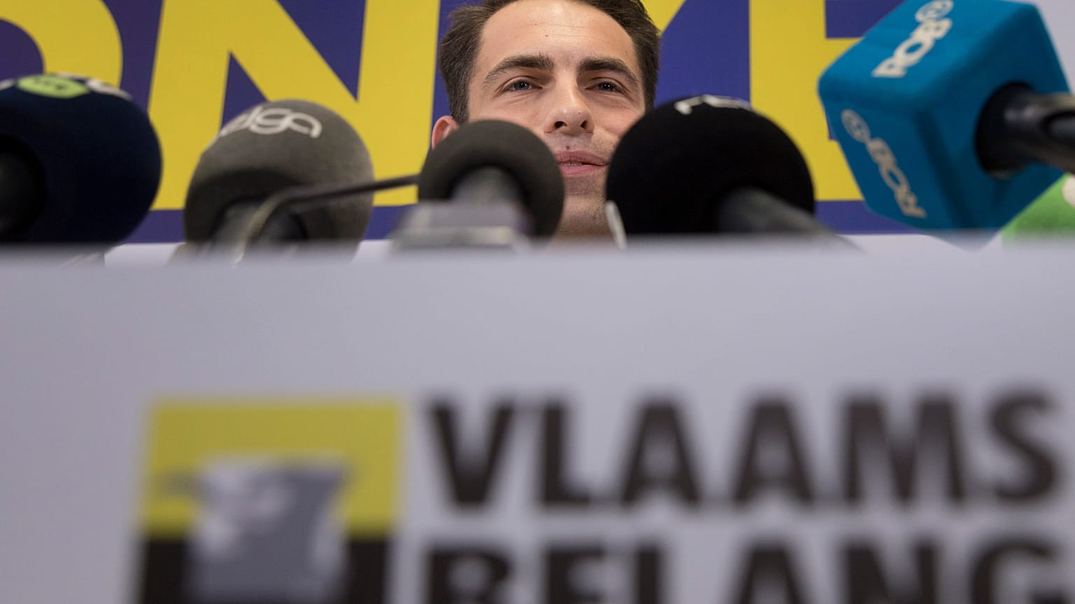 A szélsőjobboldali vezető és a Vlaams Belang elnöke, Tom Van Grieken felszólal a párt brüsszeli székházában tartott médiakonferencián, 2019. május 27-én, hétfőn