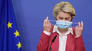 Die Präsidentin der Europäischen Kommission, Ursula von der Leyen, nimmt ihren Gesichtsschutz ab, als sie eine Erklärung in Brüssel abgibt. Juli 2021.