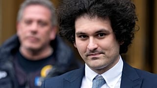 Sam Bankman-Fried sai do tribunal federal de Manhattan, em Nova Iorque, a 16 de fevereiro de 2023.