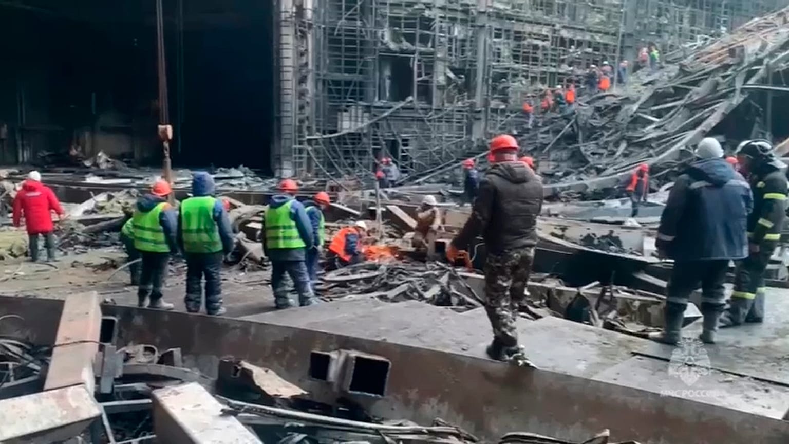 Σωστικά συνεργεία στη Μόσχα μετά την επίθεση ενόπλων σε αίθουσα συναυλιών