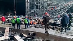 Σωστικά συνεργεία στη Μόσχα μετά την επίθεση ενόπλων σε αίθουσα συναυλιών