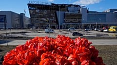 Moskova yakınlarındaki Crocus City Hall konser salonundaki saldırıda ölenleri anmak için bırakılan çiçekler