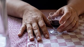 Les mains de Valentina sur la table de la cuisine.