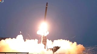 Esta imagen tomada de un vídeo difundido por la televisión norcoreana muestra lo que parece ser un misil balístico lanzado desde un lugar no revelado de Corea del Norte.