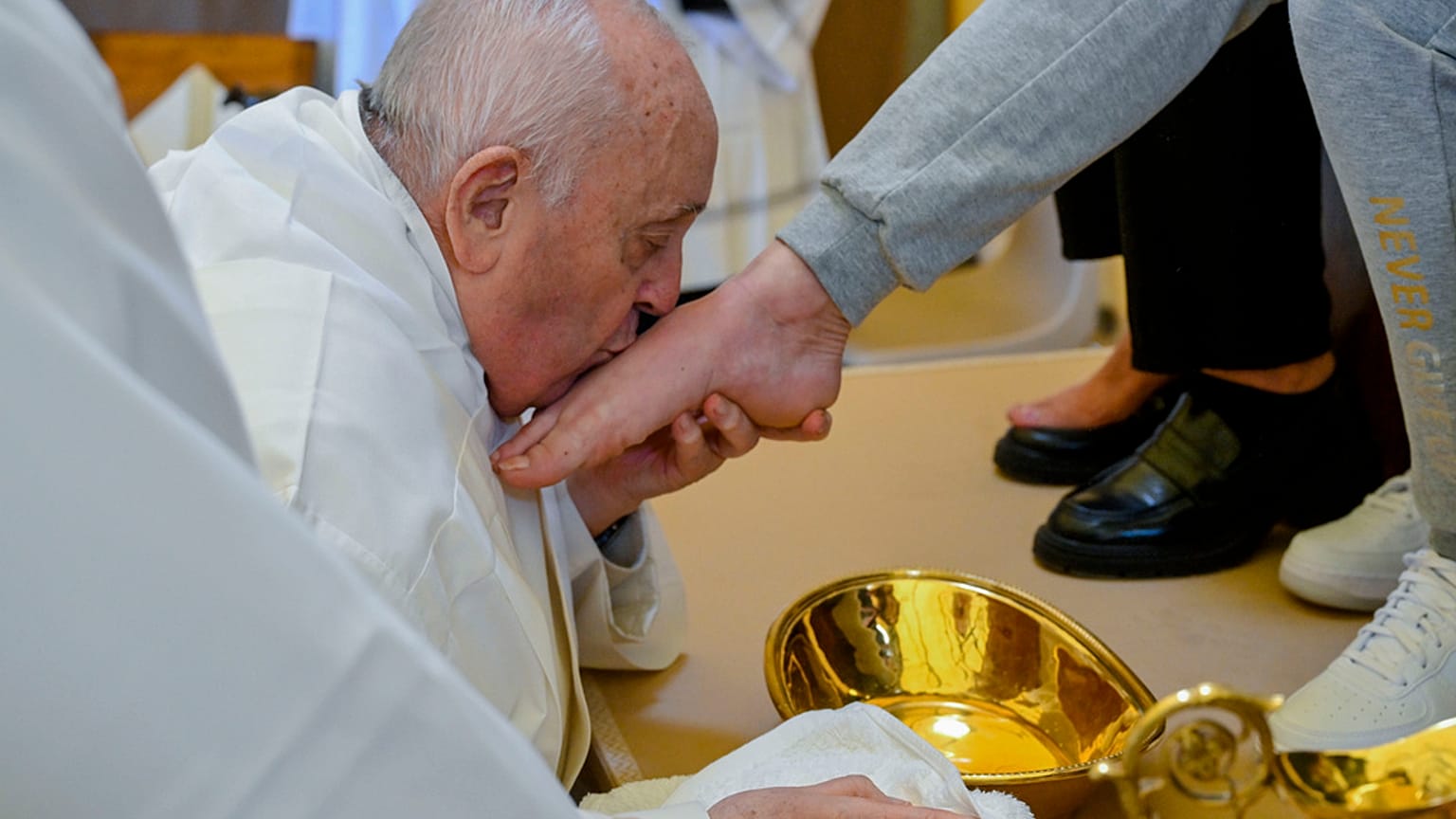 Papst Franziskus bei der Fusswaschung, Frauenhaftanstalt Rebibbia, 28. März 2024