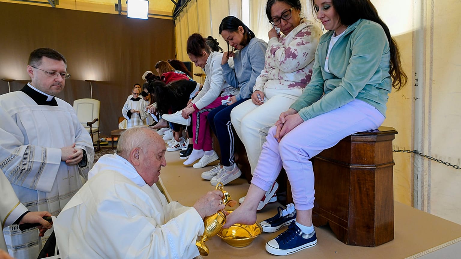 Imagen del acto en el que el Papa Francisco lava, seca y besa los pies a 12 reclusas de la cárcel de Rebibbia, en Roma, el Jueves Santo, 28 de marzo de 2024.