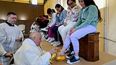 Imagen del acto en el que el Papa Francisco lava, seca y besa los pies a 12 reclusas de la cárcel de Rebibbia, en Roma, el Jueves Santo, 28 de marzo de 2024.
