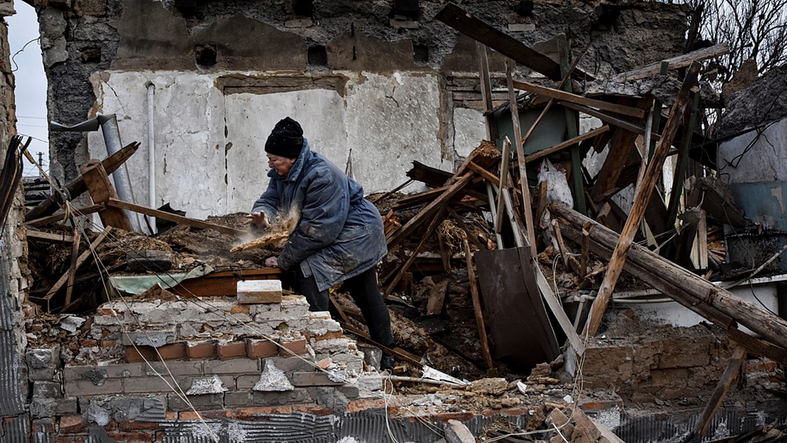 Imagen de una ciudadana ucraniana, delante de su casa, que ha sido destruida por un ataque de Rusia con drones, un barrio residencial de Zaporiyia.