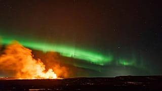 vulcano in Islanda con l'aurora boreale