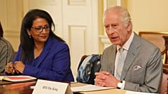 El rey Carlos III de Inglaterra, a la derecha, habla durante una audiencia en la sala de billar del Palacio de Buckingham, Londres, el martes 26 de marzo de 2024.