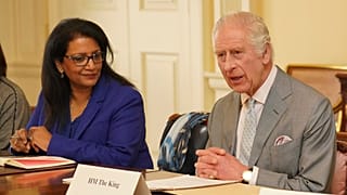 El rey Carlos III de Inglaterra, a la derecha, habla durante una audiencia en la sala de billar del Palacio de Buckingham, Londres, el martes 26 de marzo de 2024.