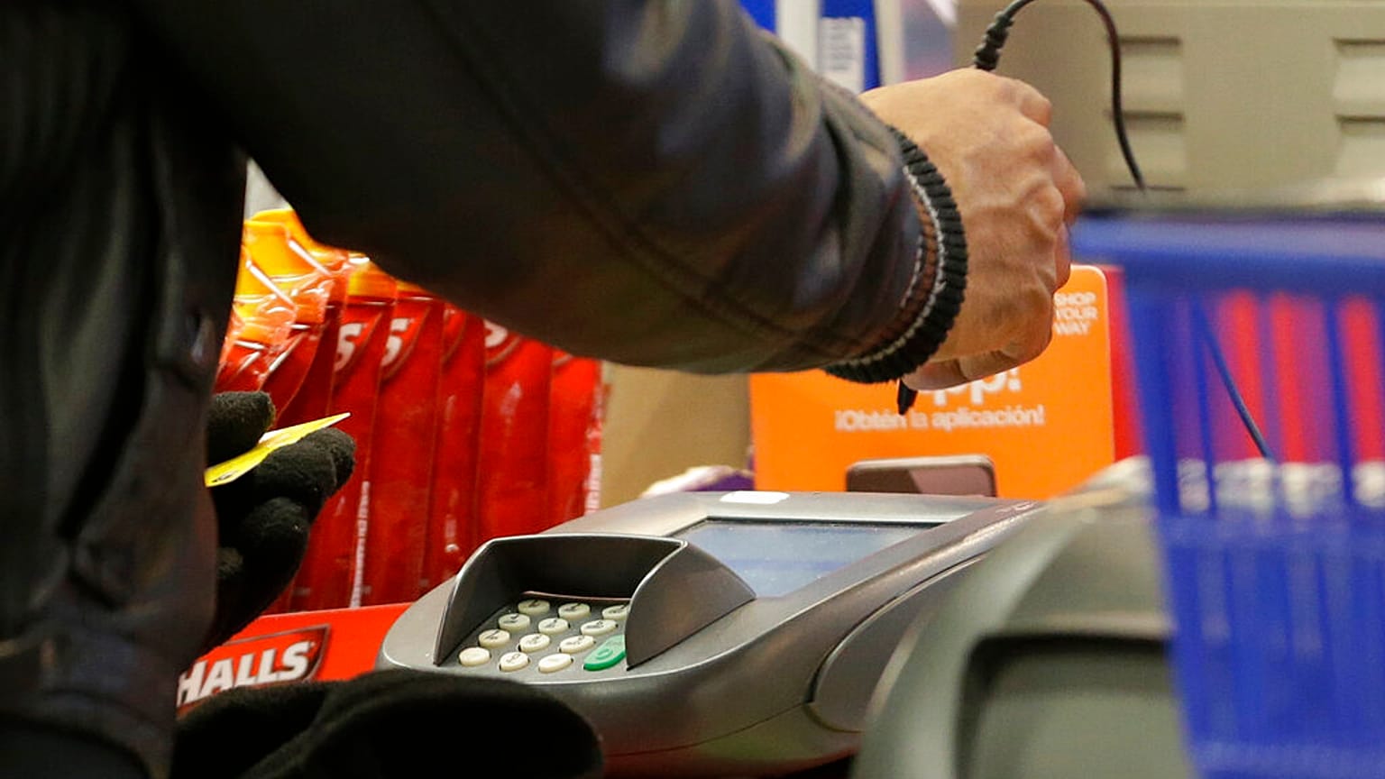 Ödeme kartıyla alış veriş yapan bir kişi