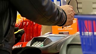 Ödeme kartıyla alış veriş yapan bir kişi
