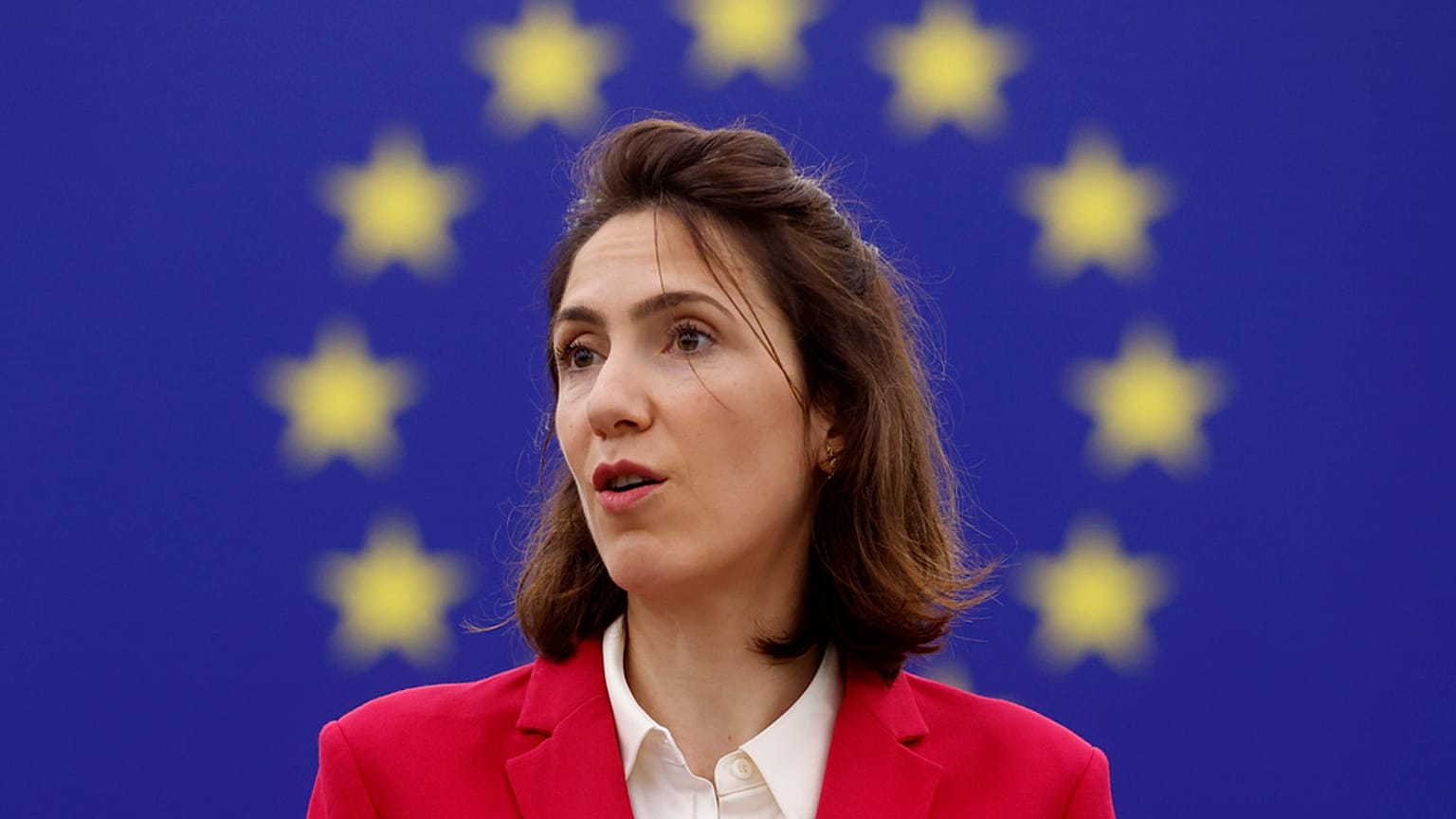 Valerie Hayer, chefe do partido presidencial francês Renew para as próximas eleições europeias, discursa na terça-feira, 12 de março de 2024.