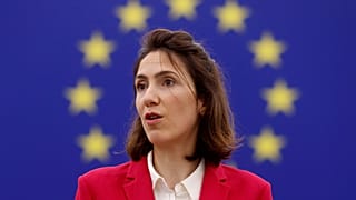 Valerie Hayer, chefe do partido presidencial francês Renew para as próximas eleições europeias, discursa na terça-feira, 12 de março de 2024.