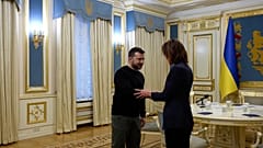El presidente ucraniano Volodímir Zelenski y la presidenta de la Asamblea Nacional francesa, Yael Braun-Pivet, en Kiev, Ucrania, el 28 de marzo de 2024.