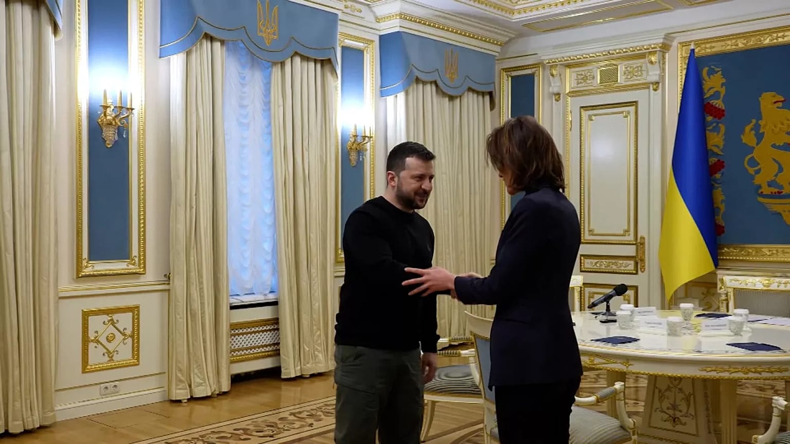 Volodimir Zelenszkij ukrán elnök (balra) az EP Renew Europe képviselőcsoportjának tagjaival találkozott Kijevben 2024.03.29-én.. 