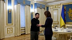 Volodimir Zelenszkij ukrán elnök (balra) az EP Renew Europe képviselőcsoportjának tagjaival találkozott Kijevben 2024.03.29-én.. 