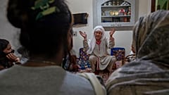 Keşmirli bir transseksüel guru olan Nadira Haji, Keşmir'in Srinagar kentinde topluluk üyelerinin özel bir buluşması sırasında konuşuyor