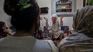 Keşmirli bir transseksüel guru olan Nadira Haji, Keşmir'in Srinagar kentinde topluluk üyelerinin özel bir buluşması sırasında konuşuyor