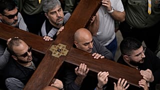 Христиане несут крест в религиозной процессии по Иерусалиму в Израиле, 29 марта 2024.