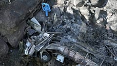  حطام الحافلة بعد يوم من سقوطها من جسر على ممر جبل مماماتلاكالا بين موكوباني وماركين، جنوب إفريقيا، 29 مارس 2024.