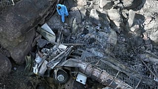 حطام الحافلة بعد يوم من سقوطها من جسر على ممر جبل مماماتلاكالا بين موكوباني وماركين، جنوب إفريقيا، 29 مارس 2024.