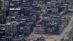 Los edificios destruidos en la Franja de Gaza se ven a través de la ventana de un avión C-17 de la Fuerza Aérea de EE. UU., el viernes 29 de marzo de 2024.