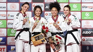 Ута Абэ (вторая слева) выиграла финальную схватку в весе до 52 кг всего за 10 секунд