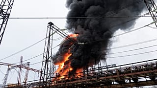 Nach einem russischen Angriff in Charkiw seigen Flammen und Rauch aus einem Kraftwerk.
