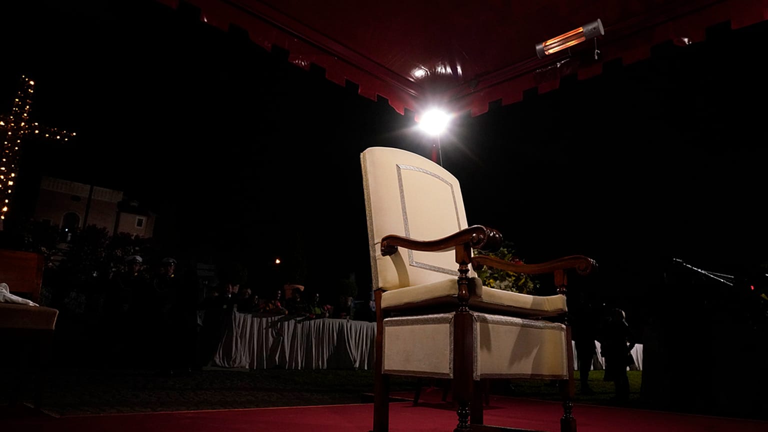Der verwaiste Thron von Papst Franziskus vor Beginn des Kreuzwegs vor dem Kolosseum, 29. März 2024, zu sehen. (AP Photo/Andrew Medichini/Po