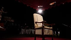 Der verwaiste Thron von Papst Franziskus vor Beginn des Kreuzwegs vor dem Kolosseum, 29. März 2024, zu sehen. (AP Photo/Andrew Medichini/Po