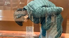 Ein Verdächtiger des Anschlags auf die Crocus City Hall in einem Glaskäfig im Bezirksgericht Basmanny in Moskau